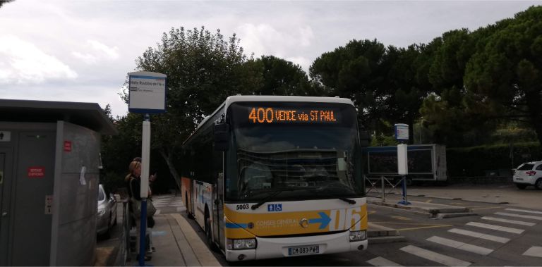 これが400番のバスです